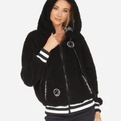 Priscilla Peace Love Moshi